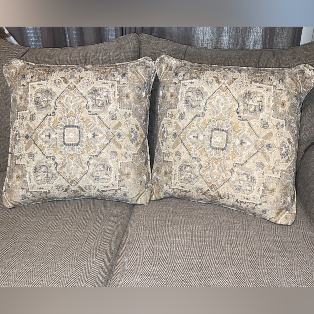 NWOT Set of 2 Elegant Beautiful Home Accent Decor Throw Pillow Covers 24”x24” - Picture 1 of 8
